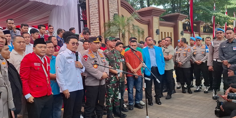 Kapolri dan Panglima TNI Bagikan 161.411 Paket Bansos Jelang Ramadan