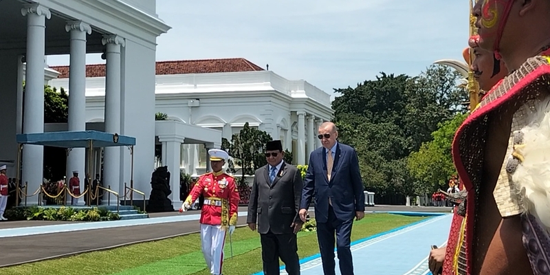 Cuaca Terik, Prabowo dan Erdogan Kompak Pakai Kacamata Hitam di Istana Bogor