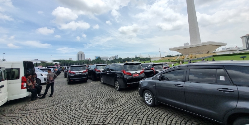 Monas Mirip <i>Showroom</i> Mobil Mewah saat Pelantikan 961 Kepala Daerah