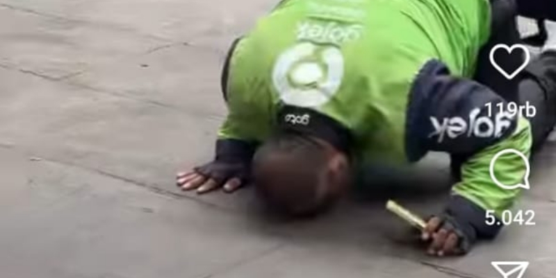 Driver Ojol Sujud Syukur Terima Bonus Hari Raya