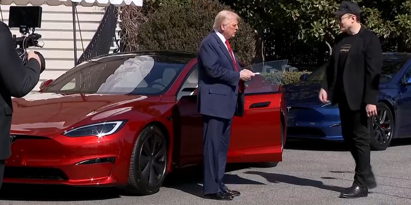 Trump Pamer Beli Tesla Merah di Gedung Putih