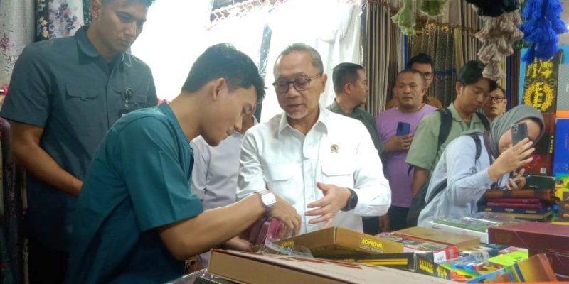 Zulhas Belanja Sarung dan Mukena untuk Korban Banjir