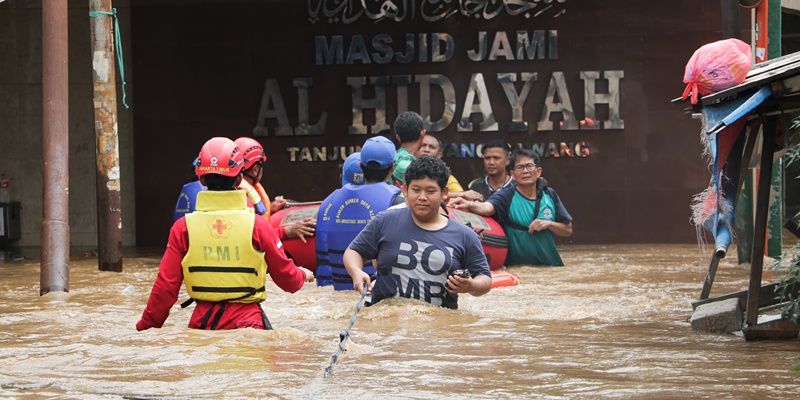 PMI Jaktim Berjibaku Bantu Warga Terdampak Banjir