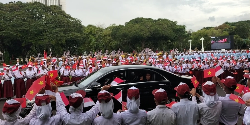 Ratusan Siswa SD Kibarkan Bendera Sambut Kedatangan Sekjen Partai Komunis Vietnam di Istana