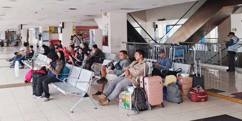Terminal Pulo Gebang Masih Dipadati Pemudik