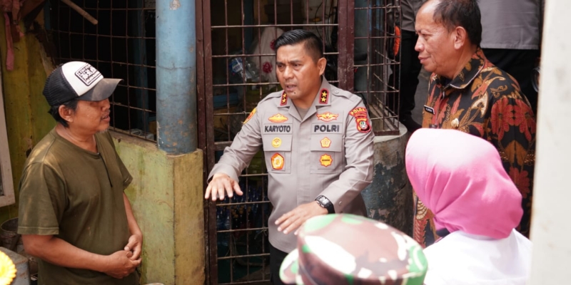 Bawa Sembako, Irjen Karyoto Tinjau Pengungsi Banjir di Pancoran