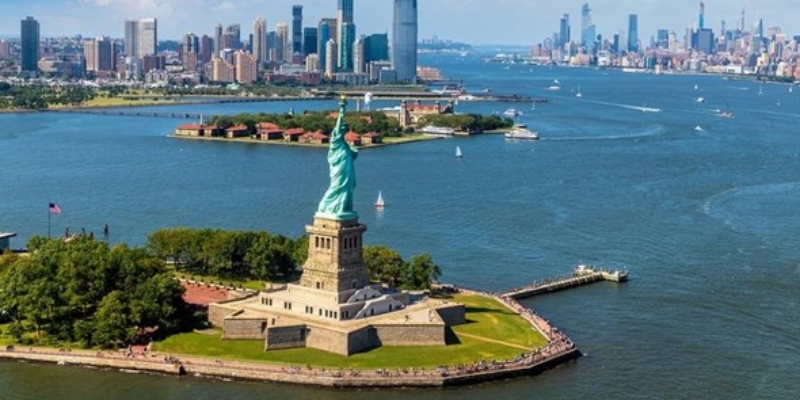 Politisi Eropa Desak AS Kembalikan Patung Liberty ke Prancis