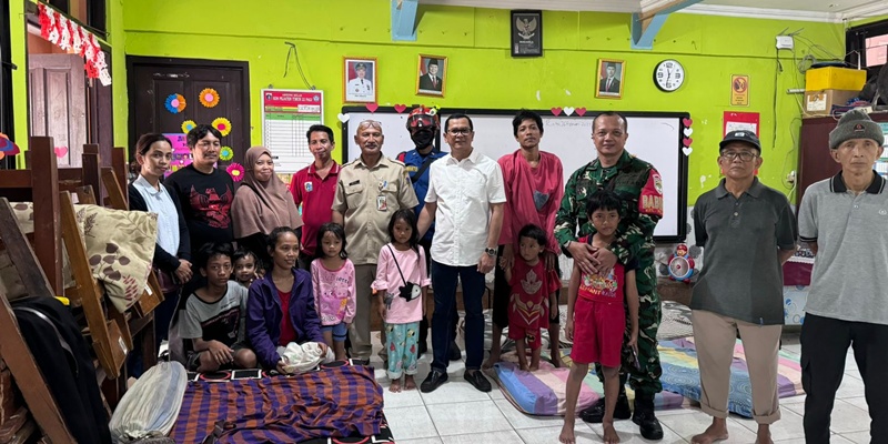 Sulap Ruang Kelas SD jadi Posko Pengungsian Banjir