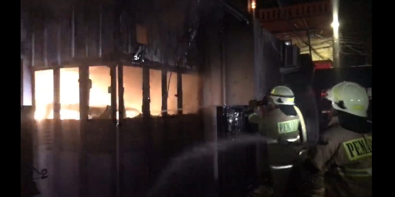 Jelang Sahur, Rumah Tiga Lantai dan Mobil di Duren Sawit Terbakar