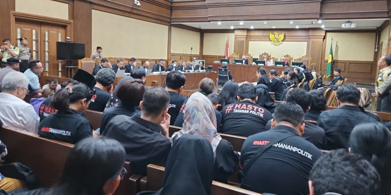 Tagar #HastoTahananPolitik Penuhi Ruang Sidang Perdana Hasto Kristiyanto