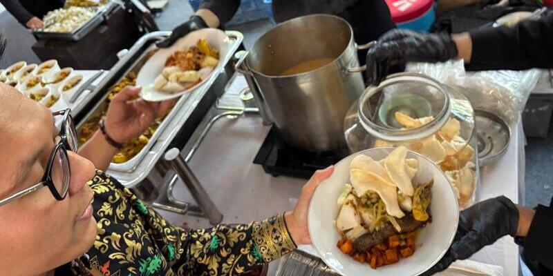 Warga mengambil ketupat sayur di acara Gelar Griya Idulfitri di Istana Merdeka, Jakarta pada Senin, 31 Maret 2025/RMOL