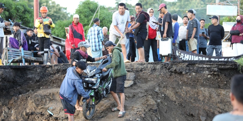 Gotong Royong Menyeberang