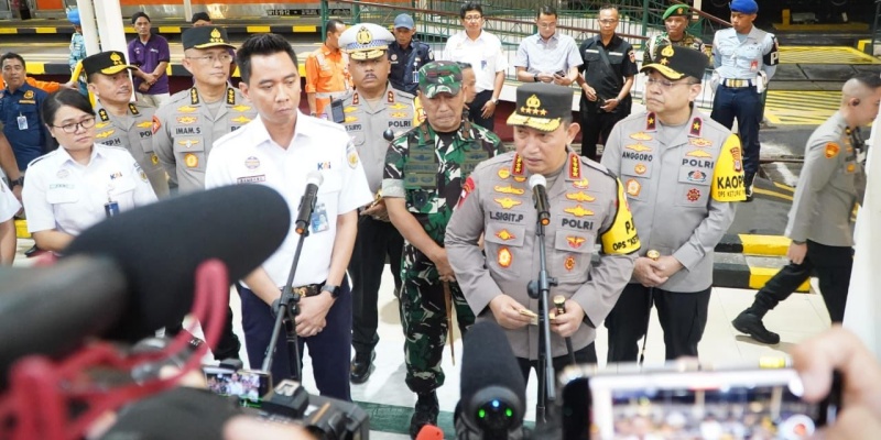 Sapa Warga di Stasiun Tugu, Kapolri: Mudik Gunakan Kereta Api Bisa Jadi Alternatif