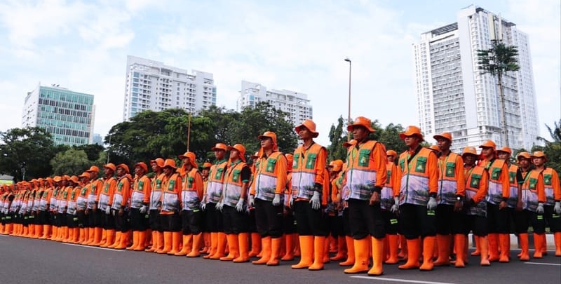 Ribuan Petugas Siaga Bersihkan Sampah di Kota Tua hingga Ragunan