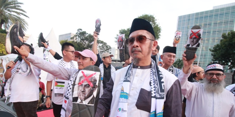 Stiker Netanyahu dan Trump Dipasang di Bawah Sepatu Pendemo Kecam Israel