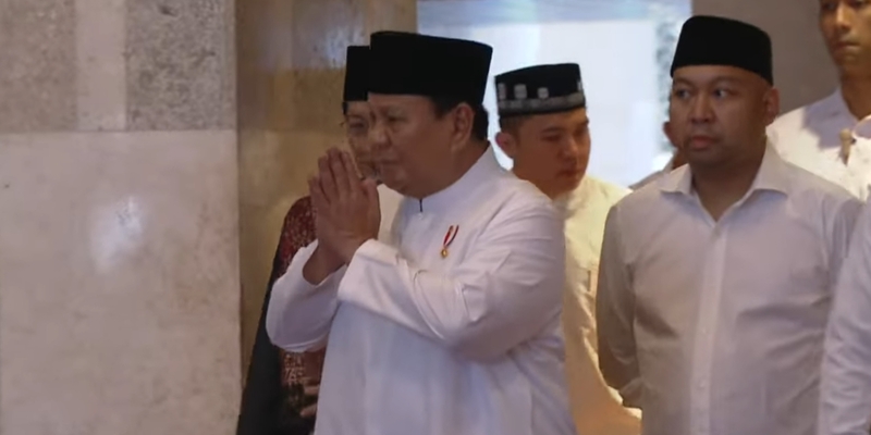 Prabowo Tiba di Masjid Istiqlal Ditemani Sang Putra