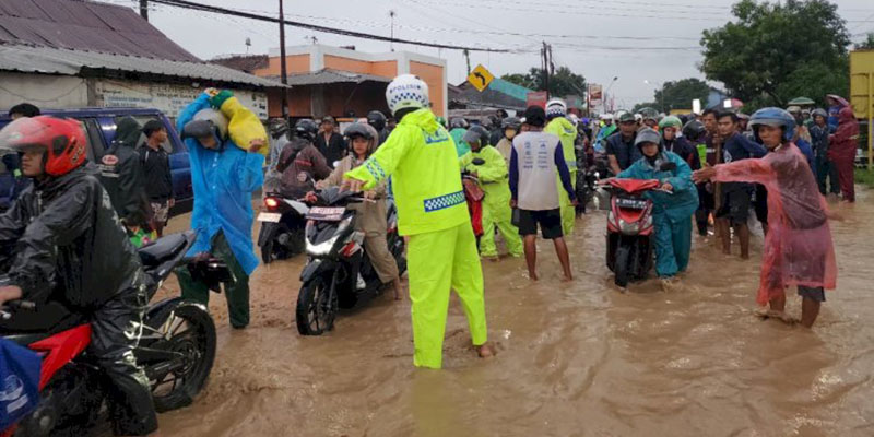 Jalan Slawi-Bumiayu Lumpuh Usai Dilanda Hujan Deras, Polres Tegal Lakukan Rekayasa Lalin