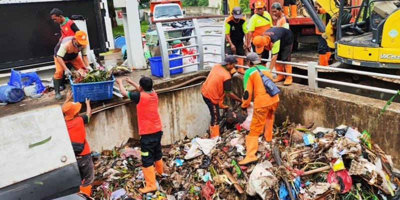 Pasukan Orange Bersihkan Sampah Banjir Kiriman