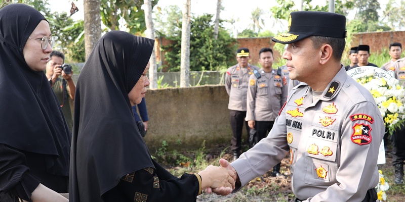 Surat KPLB Tiga Polisi Gugur Diantar Langsung Pejabat Mabes Polri
