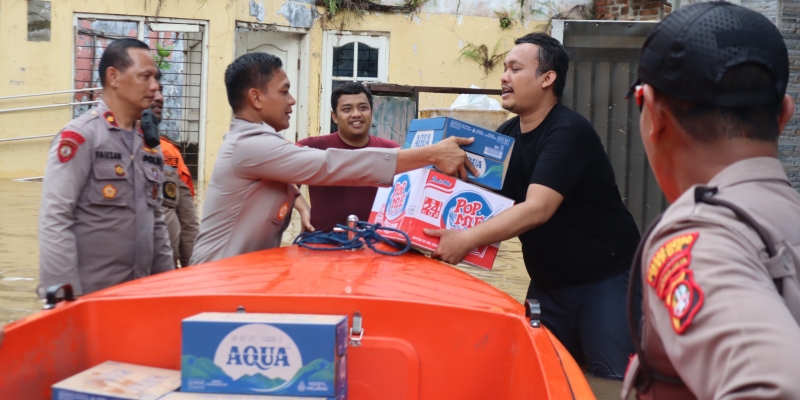Polri Gerak Cepat Evakuasi Warga Terdampak Banjir Depok dan Bekasi