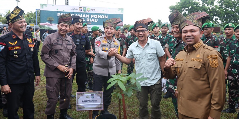 Polda Riau Inisiasi Aksi Tanam Pohon Bareng Rocky Gerung