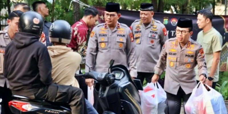 Turun Jalan Bagi Takjil, Irjen Karyoto: Wujud Nyata Kerukunan dan Keberkahan