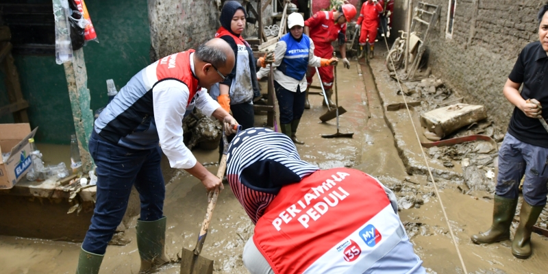 Relawan Pertamina Turun Lapangan Bantu Pembersihan Banjir Bekasi