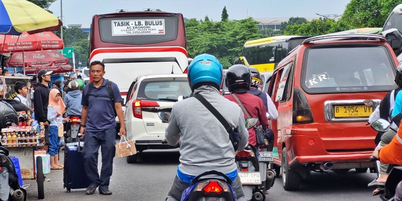 Terminal Bayangan Kampung Rambutan Macet Dipadati Pemudik di Sore H-6 Lebaran