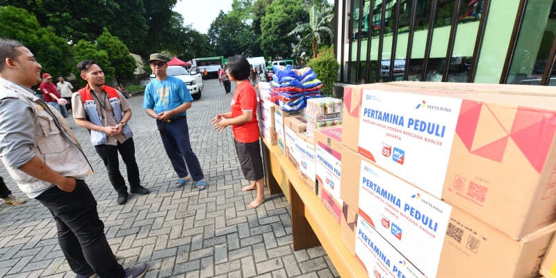 Pertamina Peduli Salurkan Bantuan ke Warga Terdampak Banjir Jaksel