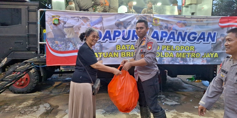 Polri Sediakan Menu Buka Puasa untuk Korban Banjir Bekasi