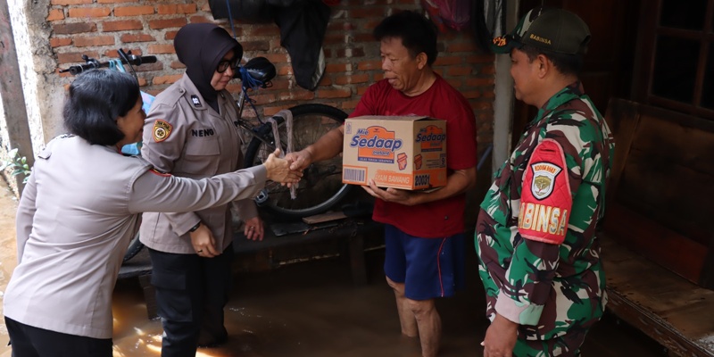 Polwan Terjang Banjir Bagikan Sembako