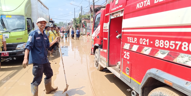 Damkar Bersihkan Lumpur Sisa Banjir di Perumahan PGP Bekasi