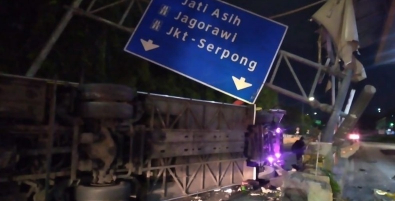 Bus Terguling di Gerbang Tol Cikunir