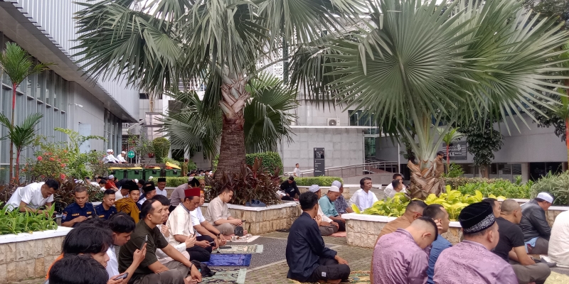 Jemaah Salat Id di Masjid Fatahillah Balaikota Meluber hingga Pelataran