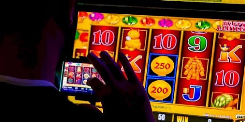 Gelapkan Delapan Mobil Sewaan untuk Judi Slot, Dua Pria Berlebaran di Penjara