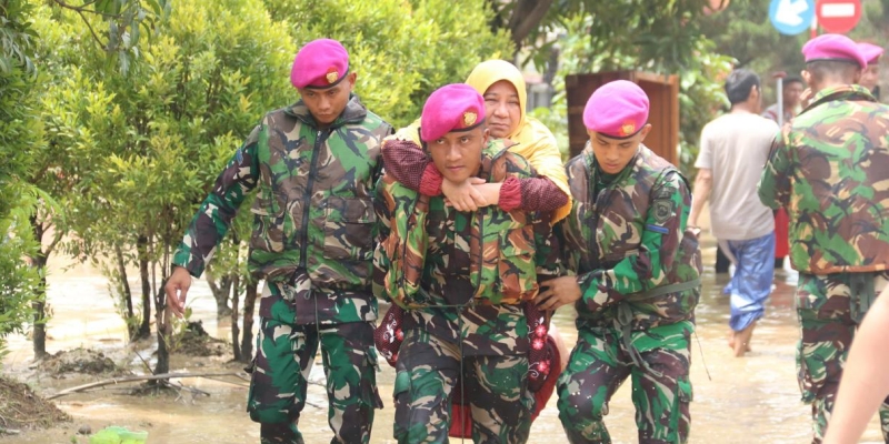 Misi Prajurit Marinir Evakuasi Warga Terdampak Banjir