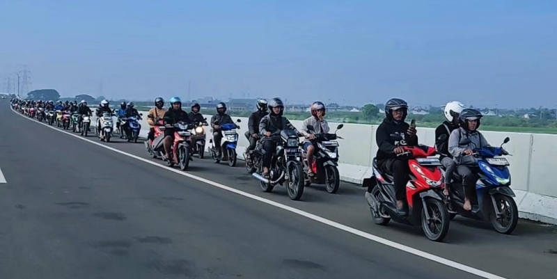 Terjebak Banjir di Bekasi, Ratusan Motor Lewati Tol Cibitung