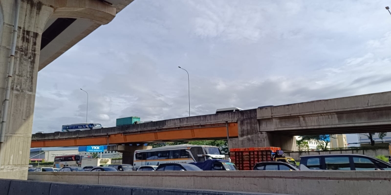 H-3 Lebaran 2025, Tol Japek di Bekasi Padat Merayap