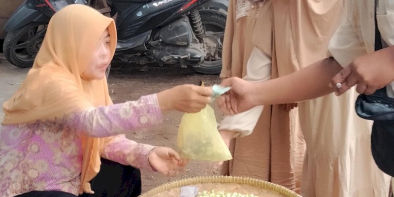 Kuburan Penuh Peziarah, Tukang Kembang Ketiban Berkah