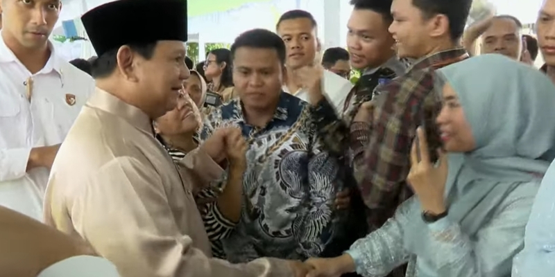 Prabowo Keliling Istana Salami Ribuan Warga
