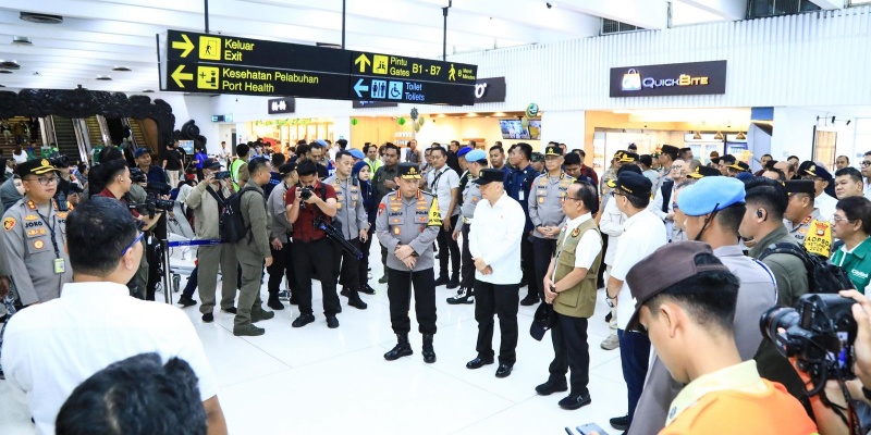 Tinjau Bandara Bareng Menteri, Kapolri Lakukan Patroli Jalan Kaki