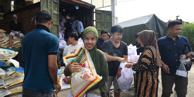 Prabowo Bagi-bagi Sembako untuk Warga Desa Cijayanti dan Bojong Koneng