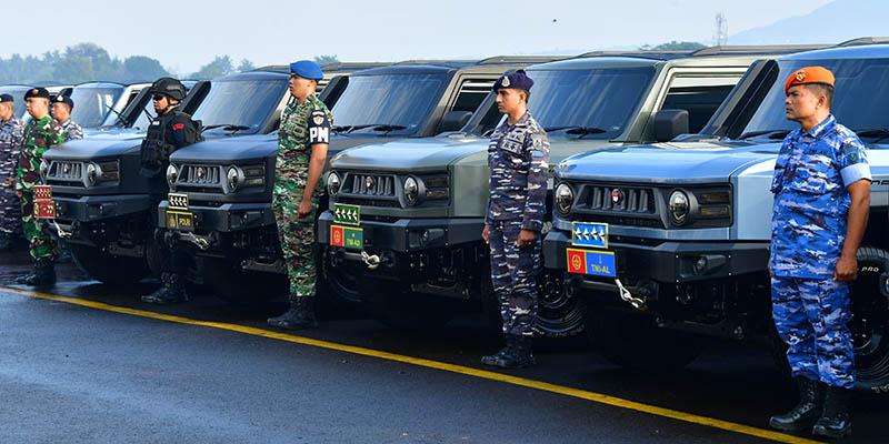 Menhan Bagikan 2.857 Unit Maung untuk TNI dan Polri