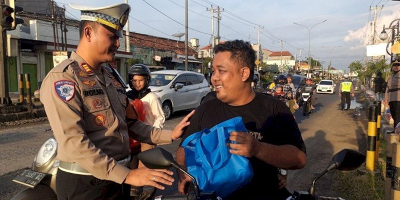 Pengendara Motor Tanpa Helm Hanya Disanksi Baca Alfatihah