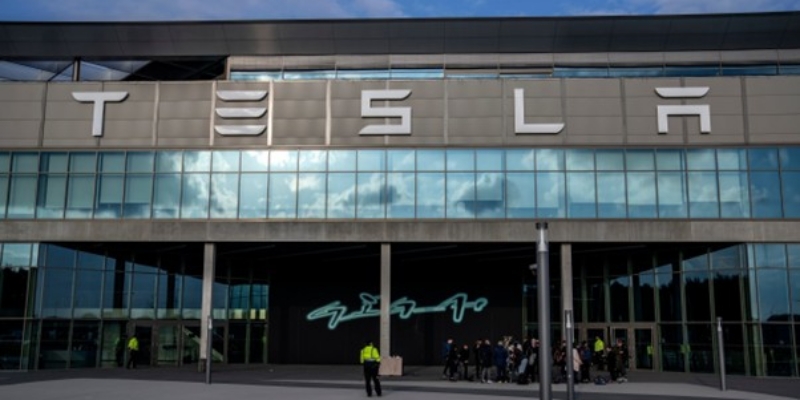 Sudah Akur dengan Kerajaan, Musk Siap Jualan Tesla di Arab Saudi