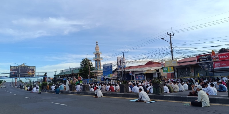Jemaah Salat Id di Masjid Jami An-Nur Membeludak hingga Jalur Pantura