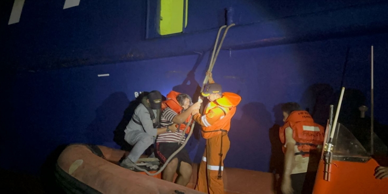 KMP Mutiara Ferindo 2 Terbakar di Perairan Banten, 12 Kru Dievakuasi