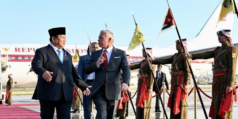 Raja Yordania Sambut Meriah Ketibaan Prabowo di Bandara Amman