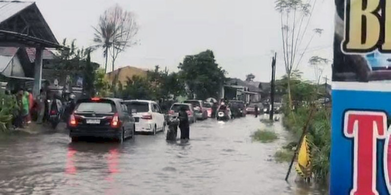 Jalan Lintas Liwa-Ranau Rusak Picu Banjir Kemacetan Berjam-jam