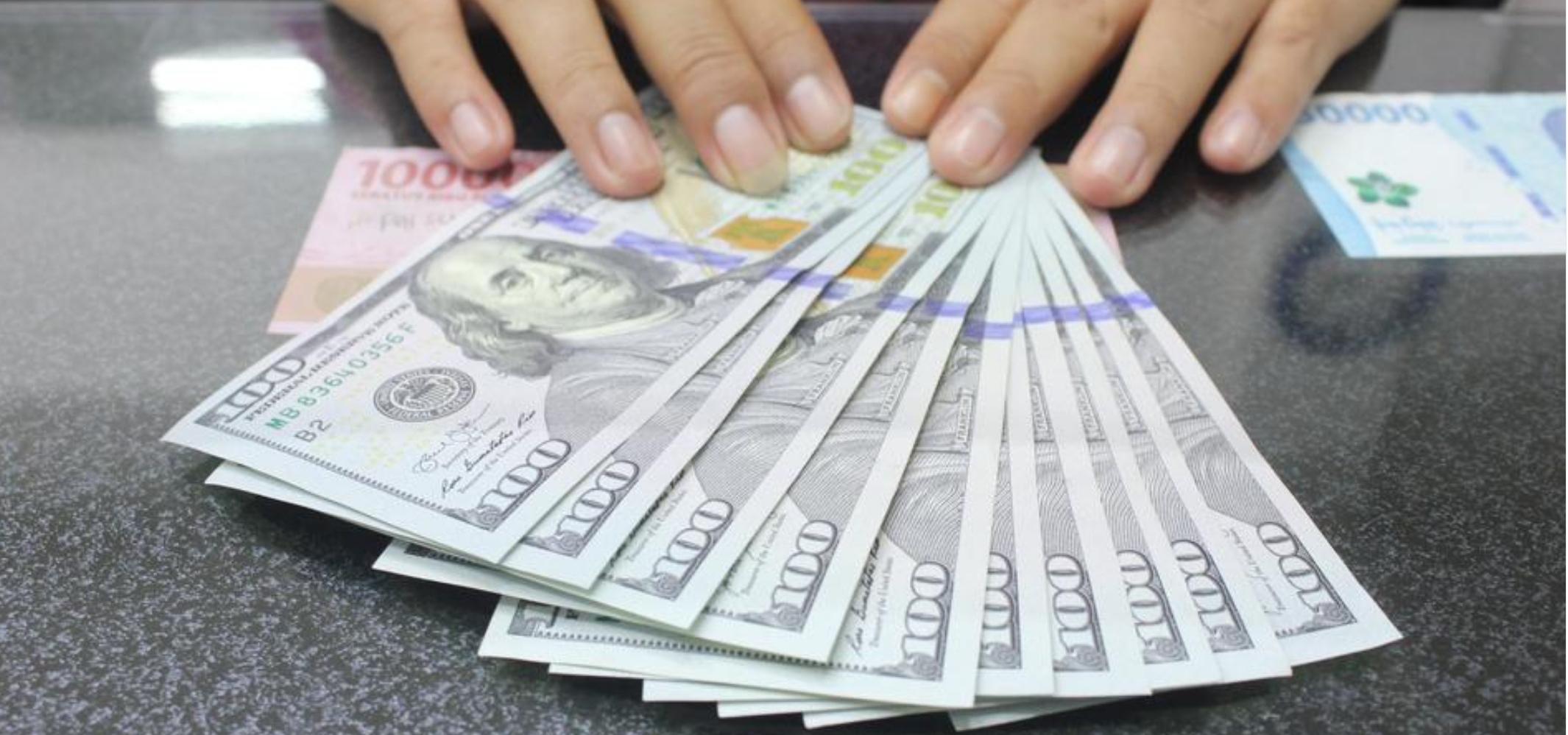 Tarif Trump Hajar Rupiah, Dolar AS Intai Lampaui Rp17.000